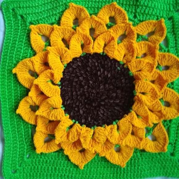 Sunflower accent pillows 🌻🌻🌻 handmade crochet - Picture 4 of 7